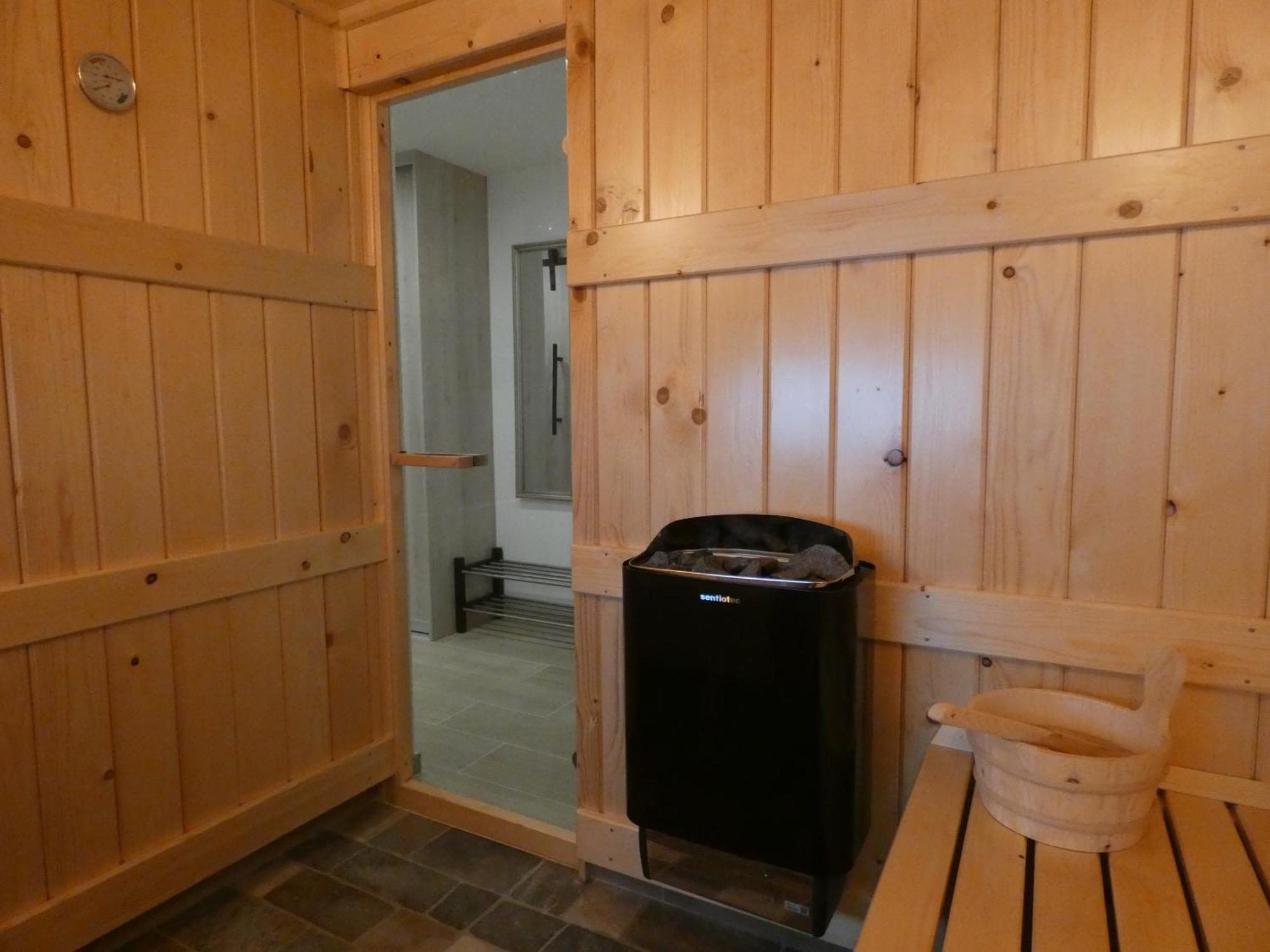 Camera Comfort con Sauna Privata e Vista Giardino